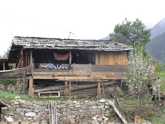 波密县扎木镇扎木村农牧民旧屋，摄于2006年12月2日。