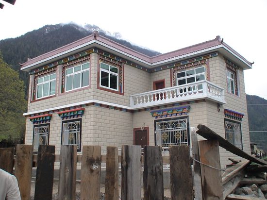 波密县扎木镇农牧民修建的安居新房，摄于2009年4月1日。