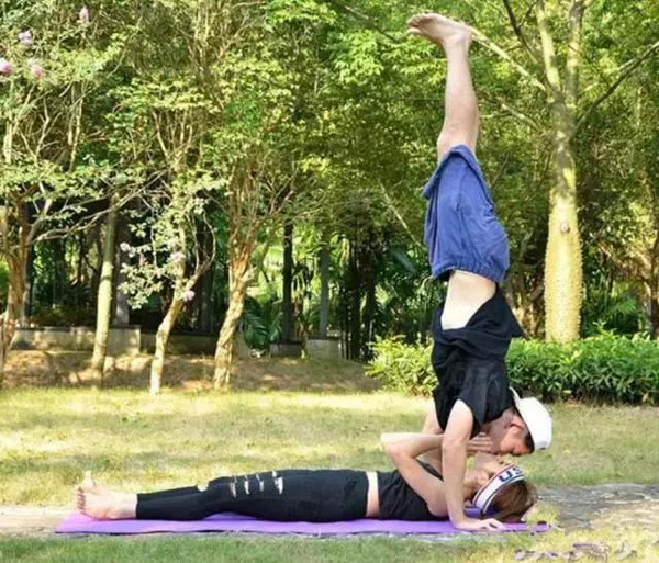 倒立接吻,为了女朋友,男生也是拼了