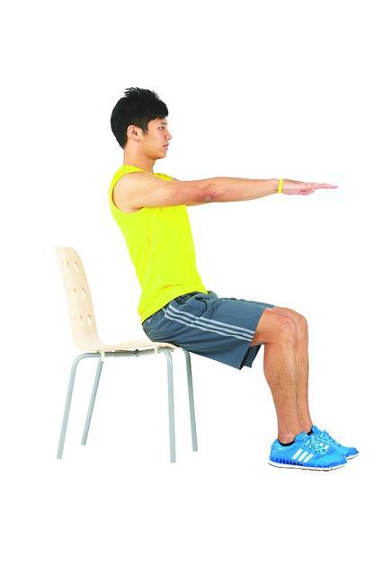 坐姿转腰 step1 坐在椅上不靠椅背,将身体向后倾斜15度,双手平举与肩