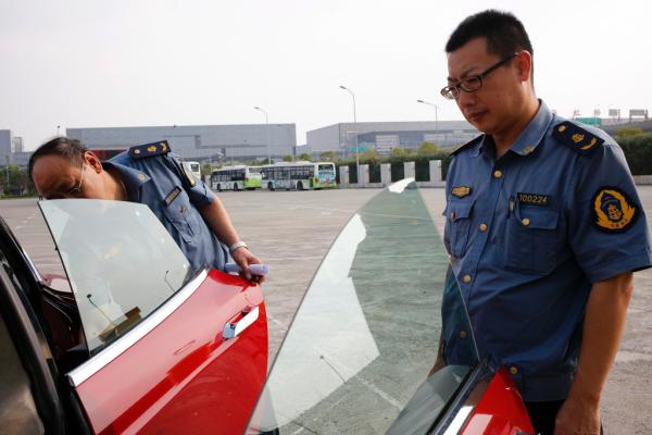 2015年8月12日，上海交通执法人员在上海虹桥T2航站楼抓获一辆非法运营专车的特斯拉。 澎湃新闻记者 雍凯 图