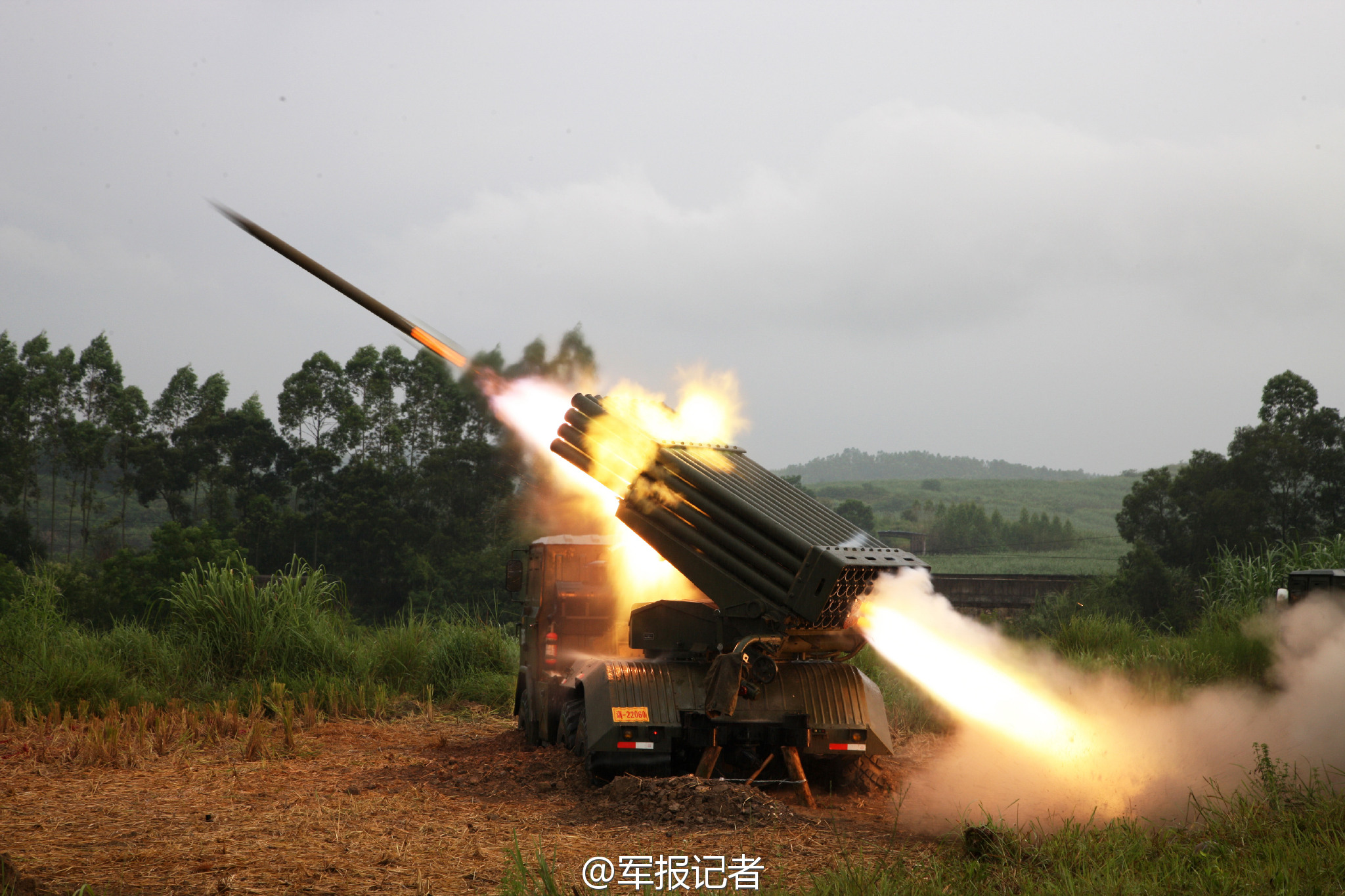 高清:直擊山地步兵旅火箭炮實彈射擊現場(組圖)