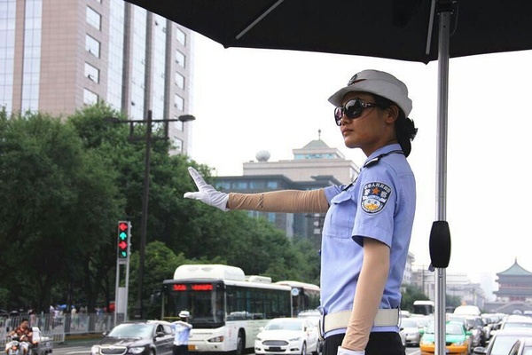 今日第一站走进@西安交警莲湖大队了解交警同志的辛苦,在西华门首字