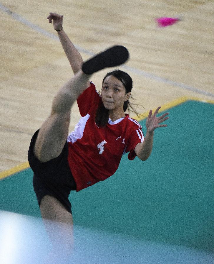 获得女子毽球比赛一等奖 8月15日,广东代表队选手李宝仪在比赛中发球