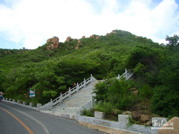 北票大黑山国家森林公园位于北票市西北部,与内蒙古自治区敖汉相连,居