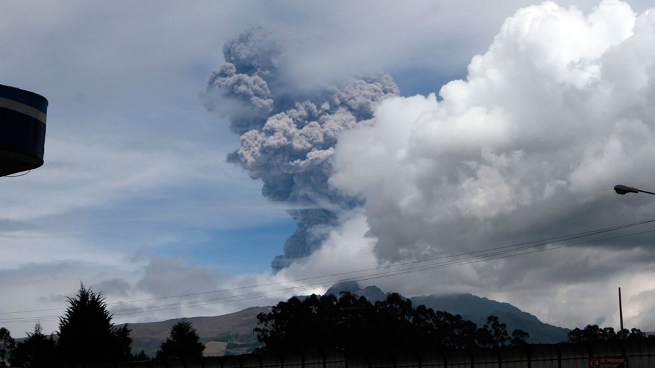 厄瓜多尔科托帕希火山喷发 火山灰冲上8千米高空(组图)