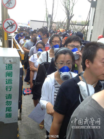 天津爆炸事故离家居民陆续返家清整物品