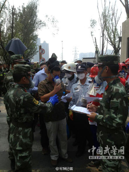天津爆炸事故离家居民陆续返家清整物品