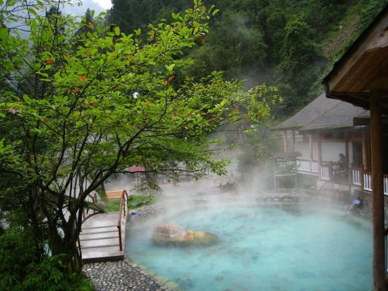 下午再抵達峨眉山市去泡個溫泉,次日開始登山,峨眉山景點很多,遊覽得