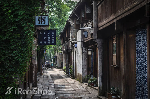 在這片滿目江南小巷和青石板路的天地間,倒也可以因為一場