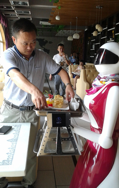 九江能卖萌会送餐的餐厅机器人当服务员