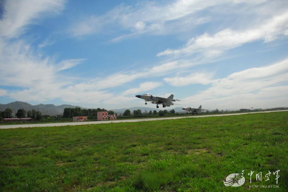 這次演習空軍戰鬥群起降機場是軍民兩用機場,每天起降近百個航班,空中