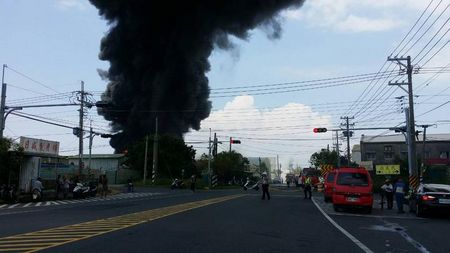 高雄市湖内区一家化工厂8月19日中午发生火警并传出爆炸声响,一名陈姓