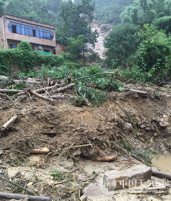 泥石流吞噬重庆永川云龙村 民房仅剩屋顶可见