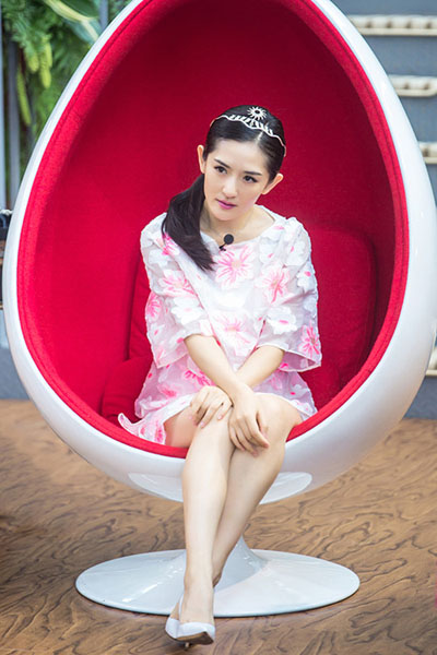 谢娜赵丽颖获封人气女神 坡姐小骨撞衫相互插刀