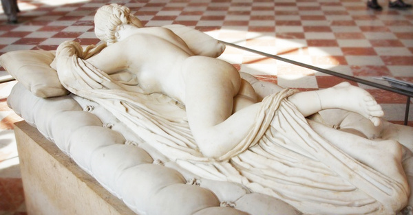 卢浮宫雌雄同体雕塑图片