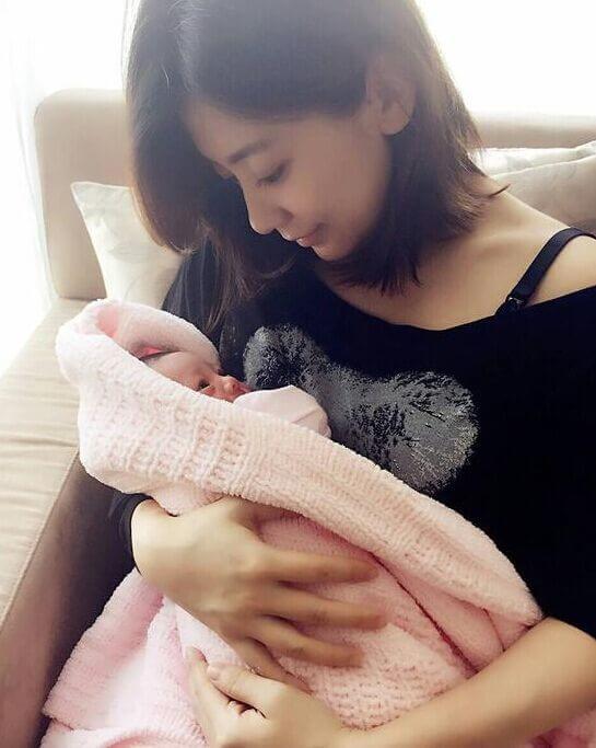 修长搜狐娱乐讯 据台湾媒体报道,贾静雯和修杰楷的女儿"咘咘"出生了!