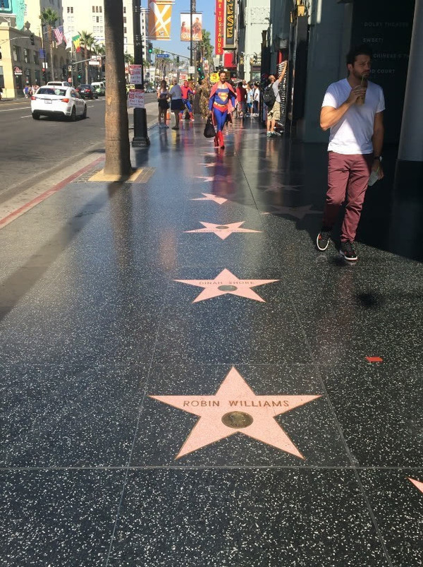 好莱坞星光大道(walk of fame 包括了超过2500枚五尖水磨石及黄铜的