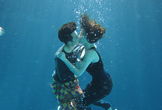 在水下接吻图片