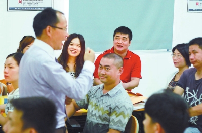 19日,陈清(红衣者)在福安市青年创业辅助中心主持创业培训活动