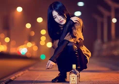 女人喝酒流泪图片唯美图片