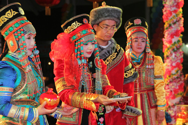 8月23日,蒙古族民族服饰走秀亮相草原,情定苏泊罕大型单身派对活动