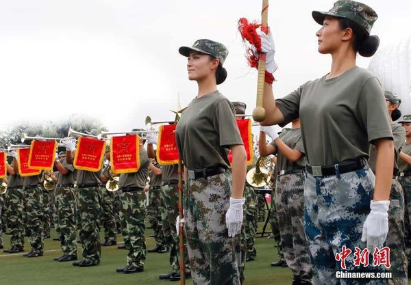 女兵為閱兵腳跟練起泡 將馬靴剪洞繼續訓練