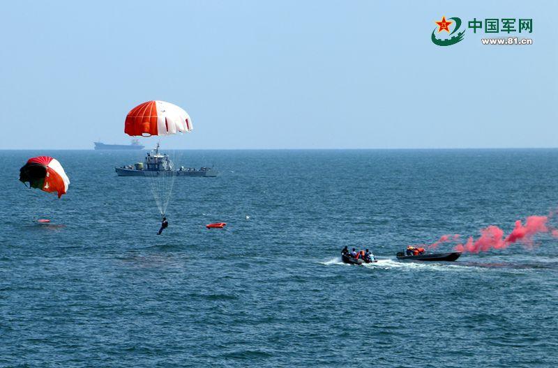 【組圖】中國海軍航空兵飛行員海上跳傘訓練(組圖)