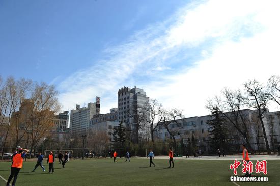 北京天气晴朗时，天空漂浮蓝天白云。 中新网记者 李卿 摄