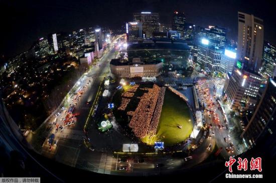 当地时间2015年4月17日，韩国首尔，4160名手举蜡烛的民众在首尔广场组成“世越号”船体的形状，纪念“世越号”客轮沉没一周年。