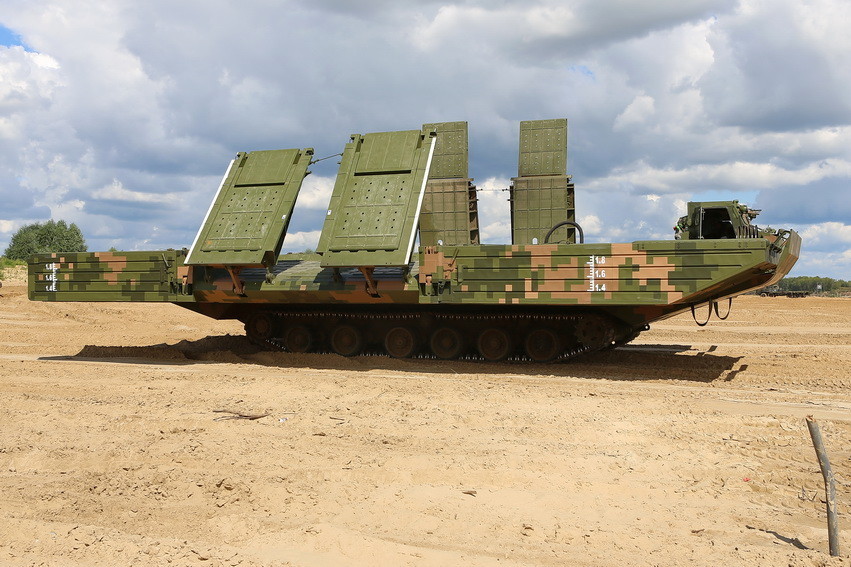 工程兵部队携带多种新型架桥装备,在俄罗斯参加"开阔水域"军事竞赛