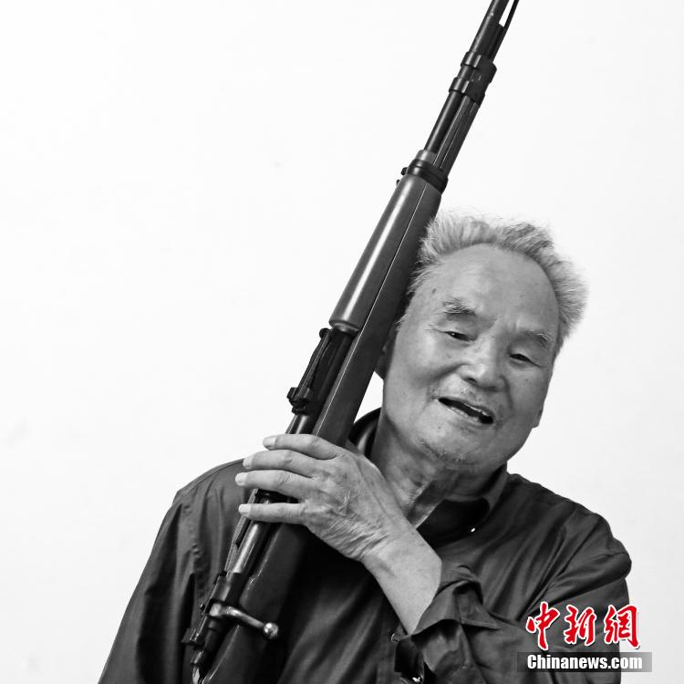 摄影师拍抗战老兵扛枪照缅怀历史