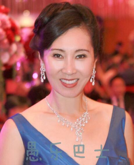 商业大佬身边的女人_那些商业大佬背后的女人们