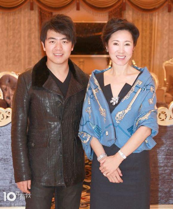 商业大佬身边的女人_那些商业大佬背后的女人们
