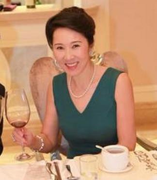 商业大佬身边的女人_那些商业大佬背后的女人们