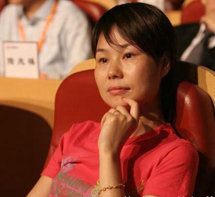 商业大佬身边的女人_那些商业大佬背后的女人们