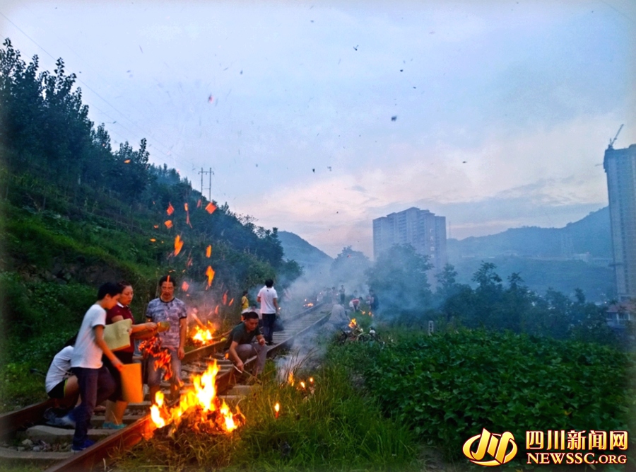 與家人在城區半山腰散步時,發現從萬源到白沙鎮的鐵路—萬源隧道旁邊