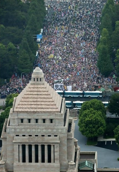 ձ°塰ֹսܾƻ9ܶԱжʵίԱᡱ10ڽΧᣬֺ޷ǰڣȫʾۼ100˿顣ձѧ֯SEALDs ƼΪNO WAR 30վս