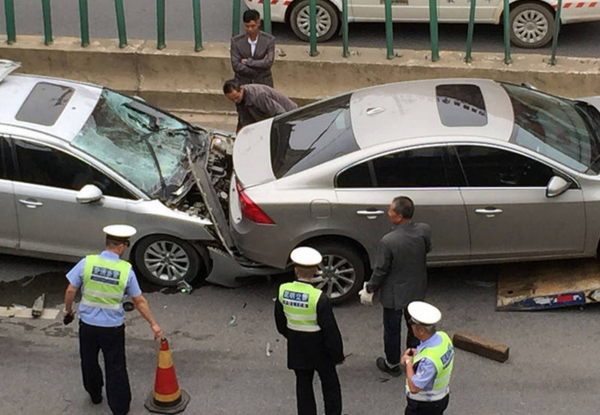 二環教場立交橋發生離奇車禍,一輛雪鐵龍轎車將前面的沃爾沃鏟了起來