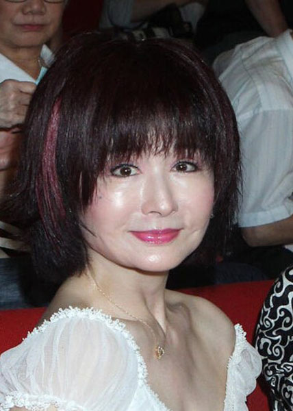 不老娃娃据台湾媒体报道,日前55岁金佩姗昨举办演唱会,70岁的潘迎紫以