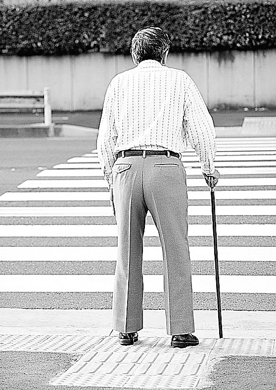 如果老人走路时突然出现步态异常现象,或者伴有四肢发麻发软,无法独自