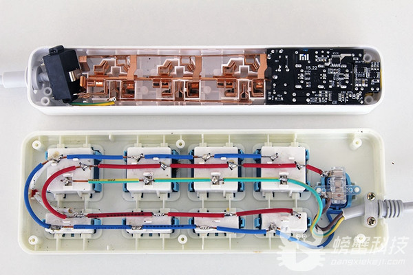 经过拆解,我们发现小米插线板的内部做工也是非常值得肯定,用内外兼修
