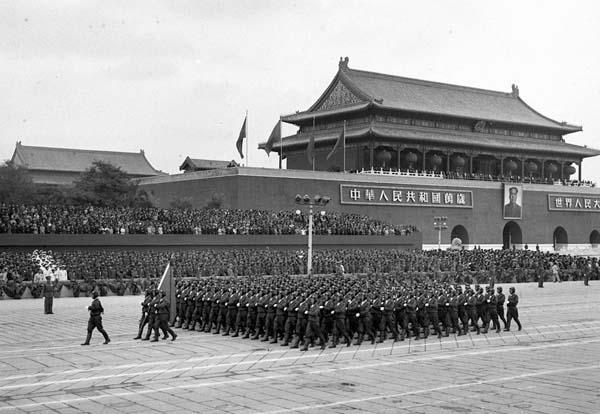 1954年10月1日,中国人民解放军航空学院的学员们通过天安门接受检阅