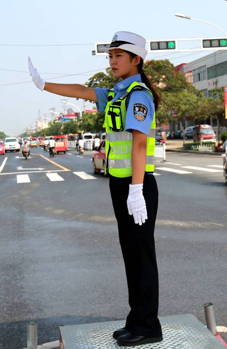 孟村县6名女交警街头指挥交通