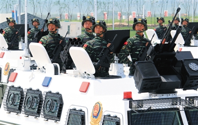 图为武警反恐突击车方队进行训练(7月26日摄)新华社记者 查春明 摄