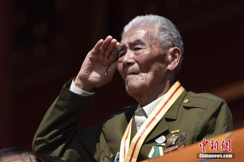 抗战胜利70周年阅兵:抗战老战士敬礼(组图)