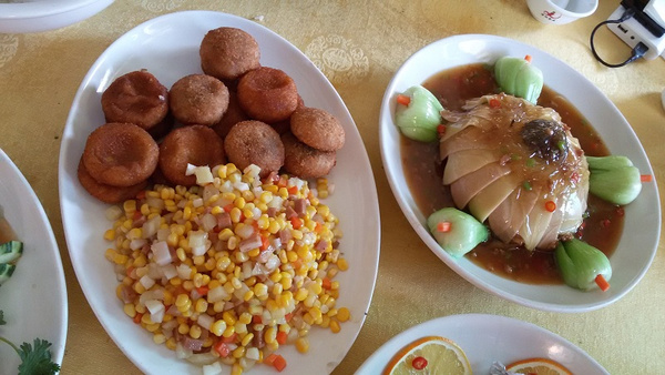 山頂觀音廣場邊的素齋館,是遊客們非常喜歡的素食館,素菜做的個個色