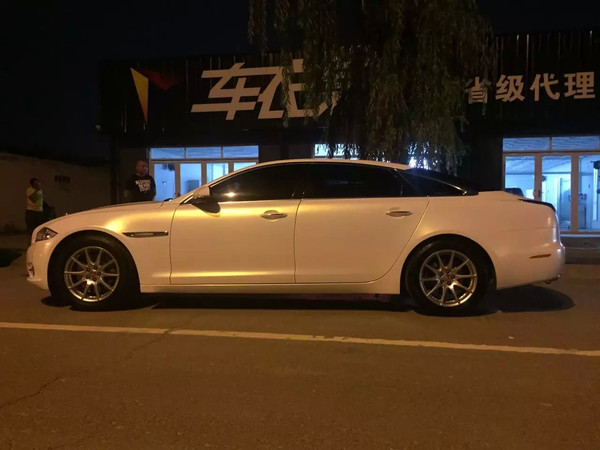 捷豹xj星光鑽石系列改色膜白金車身改色