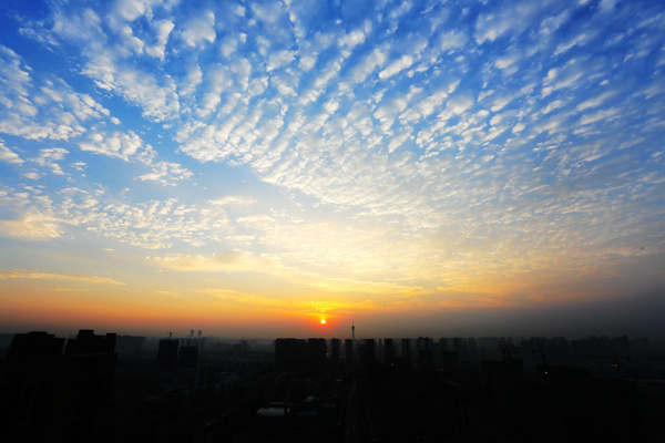 鄭州朝霞火紅滿天宛如黃河奔流氣勢壯觀