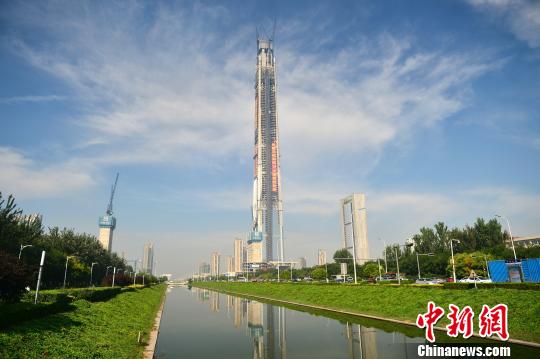 图为工作人员展示天津117大厦创混泥土泵送高度世界之最证书。 王腾 摄